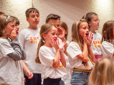 Singende Kinder beim Chorklassentag 2024 im Modeon Marktoberdorf | © Peter Mößmer