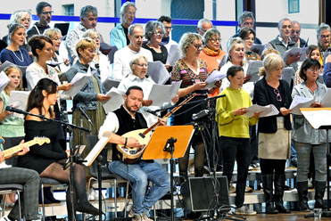 eine gemischte Gruppe singt auf der Bühne der Bayerischen Musikakademie Marktoberdorf | © ©Alfred Michel