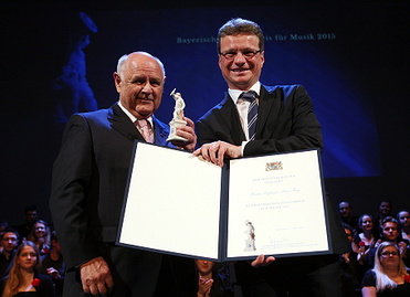 Foto: STMWK, Staatsminister Bernd Sibler (r.) mit Prof. Max Frey, dem Preisträger des Jahres 2015 in der Kategorie "Sonderpreis"