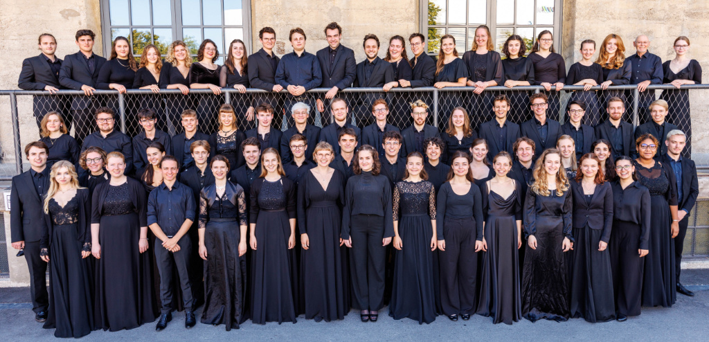 Der Bayerische Landesjugenchor 2023 vor dem Konzert in der Isarphilharmonie, Foto: Matthias Balk